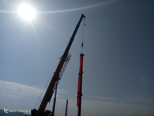 彬長(zhǎng)生產(chǎn)服務(wù)中心二期廠房項(xiàng)目首根鋼柱實(shí)現(xiàn)成功吊裝