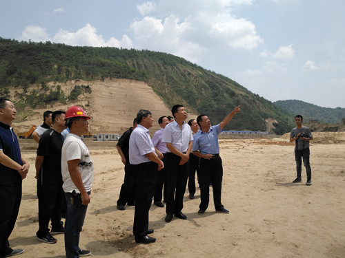 延安市常務(wù)副市長馬宏玉蒞臨礦建二公司車村項目部現(xiàn)場指導工作