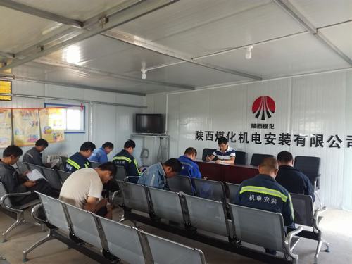 機(jī)電安裝公司小保當(dāng)項目部為職工烹飪安全“雙餐”