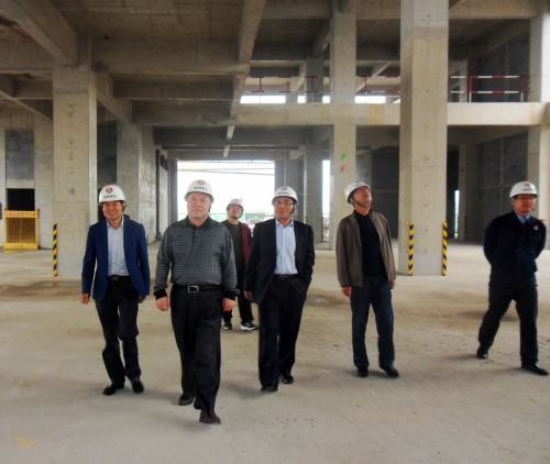 陜煤集團(tuán)總經(jīng)理助理、建設(shè)集團(tuán)聯(lián)合黨委書記、董事長寧興剛“雙節(jié)”期間深入澄合分公司中科遙感工地慰問施工一線的干部職工