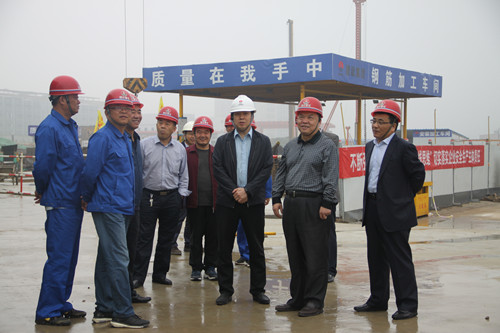 陜煤集團(tuán)總經(jīng)理助理、建設(shè)集團(tuán)聯(lián)合黨委書記、董事長寧興剛一行蒞臨天工公司陜煤研究院西安總部工地視察指導(dǎo)工作