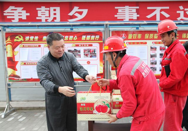 陜煤集團(tuán)總經(jīng)理助理、建設(shè)集團(tuán)聯(lián)合黨委書記、董事長寧興剛一行深入礦建二公司冶坪項(xiàng)目部慰問一線職工