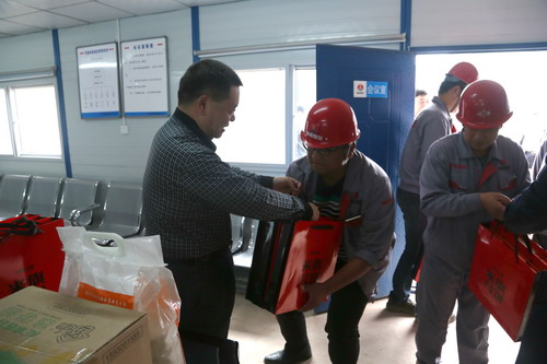 陜煤集團(tuán)總經(jīng)理助理、建設(shè)集團(tuán)聯(lián)合黨委書記、董事長寧興剛一行深入基層慰問一線員工