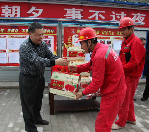 建設(shè)集團(tuán)公司領(lǐng)導(dǎo)國(guó)慶期間走訪慰問(wèn)