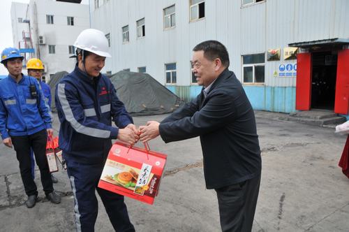 陜煤集團(tuán)總經(jīng)理助理、建設(shè)集團(tuán)聯(lián)合黨委書記、董事長寧興剛一行節(jié)日期間深入洗選煤運(yùn)營公司基層慰問一線員工