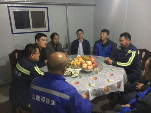 工地上有滋有味過(guò)中秋