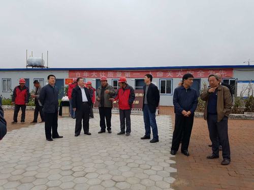陜煤集團(tuán)總經(jīng)理助理、建設(shè)集團(tuán)聯(lián)合黨委書記、董事長寧興剛一行蒞臨韓城分公司榆北煤業(yè)公司小保當(dāng)?shù)V施工現(xiàn)場和大家一起過中秋