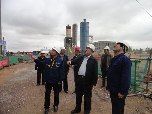 陜煤集團(tuán)總經(jīng)理助理、建設(shè)集團(tuán)聯(lián)合黨委書記、董事長寧興剛一行中秋節(jié)深入曹家灘項(xiàng)目工地視察慰問