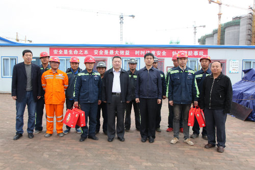 到一線，送祝福，鼓干勁