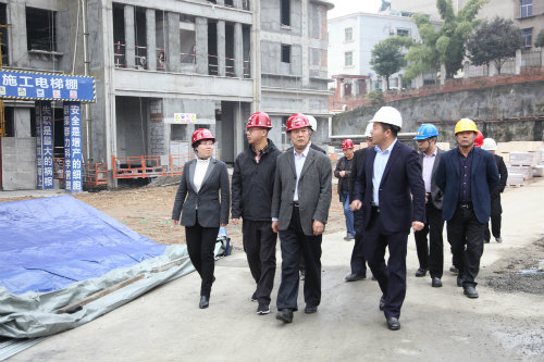 公司領導侯本英到濱江地產(chǎn)公司檢查指導工作