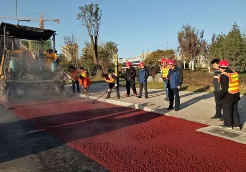 追趕超越，完成彩色路面工程，實現(xiàn)第一階段目標