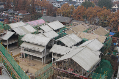 頂風冒雨忙施工  爭分奪秒趕工期