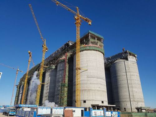 韓城分公司小保當(dāng)選煤廠塊煤倉(cāng)（一標(biāo)段）、最終篩分車(chē)間工程順利封頂