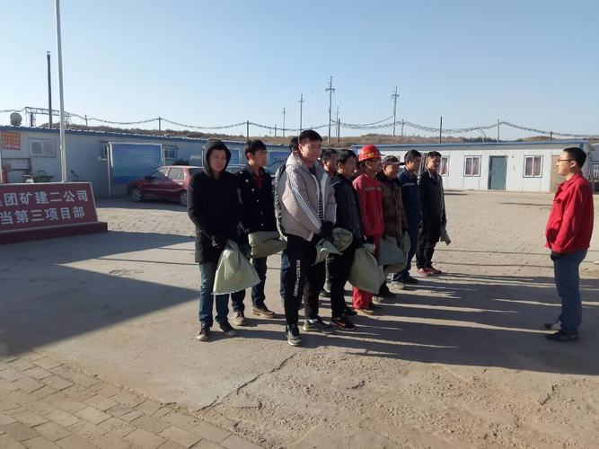 礦建二公司小保當(dāng)?shù)谌椖坎块_展撿垃圾環(huán)?；顒?></div>
                                <div   id=