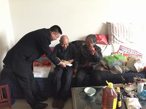 礦建二公司慰問(wèn)困難職工，送去企業(yè)關(guān)愛