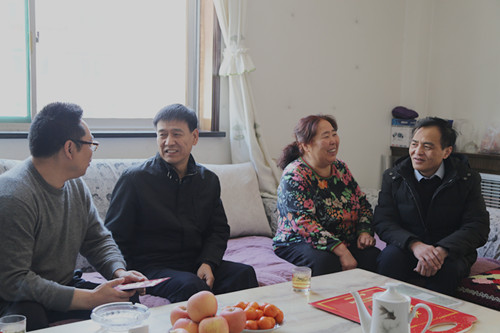 建設集團聯(lián)合黨委副書記、紀委書記、工會主席侯本英走訪慰問機電安裝公司困難職工