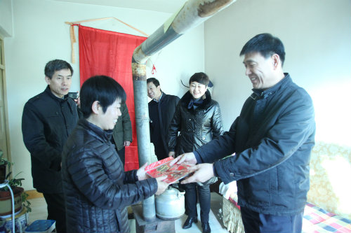  心系困難職工，情暖困難黨員