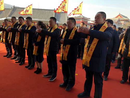 寧興剛董事長一行赴潼關(guān)古城參加迎春鳴鐘祈?；顒?dòng)