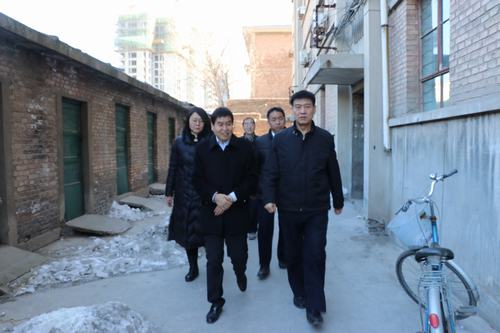 建設(shè)集團聯(lián)合黨委副書記、紀委書記、工會主席侯本英一行慰問澄合分公司困難職工