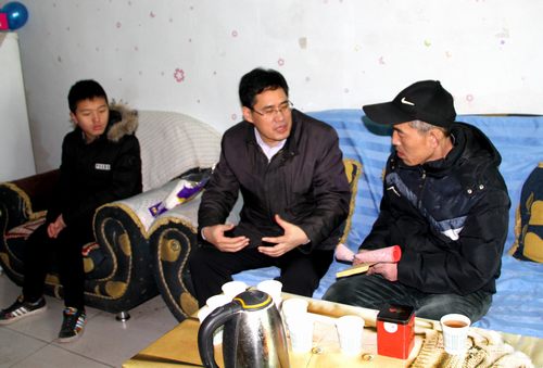 建設集團副總經(jīng)理司正林一行慰問銅煤公司困難職工