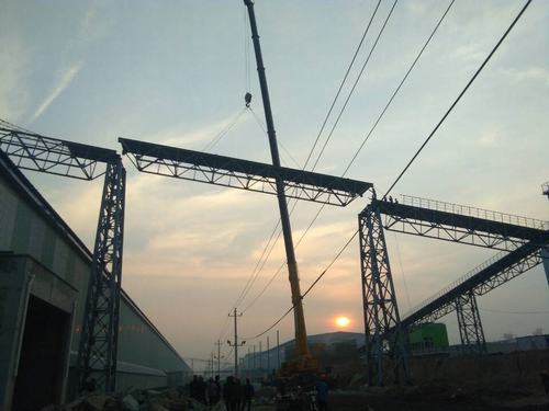 銅煤公司承建的美鑫氧化鋁1#、2#倉庫工程桁架成功實現(xiàn)合攏施工