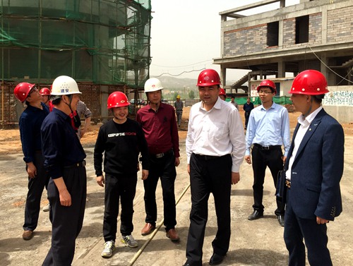 神木副市長(zhǎng)賀若玉一行蒞臨神南華府項(xiàng)目檢查指導(dǎo)安全生產(chǎn)工作