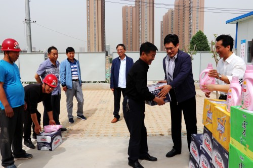 司正林一行看望慰問(wèn)節(jié)日期間奮戰(zhàn)在施工一線的職工