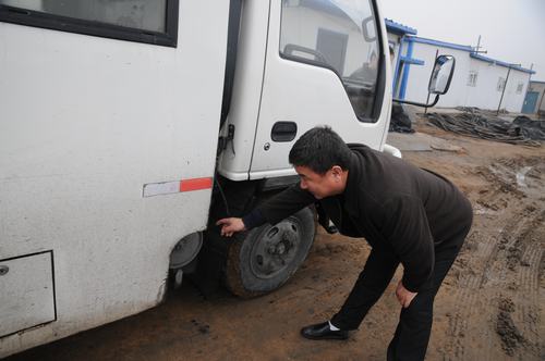 掘進(jìn)公司曹家灘項(xiàng)目部機(jī)電運(yùn)輸檢查保安全降影響