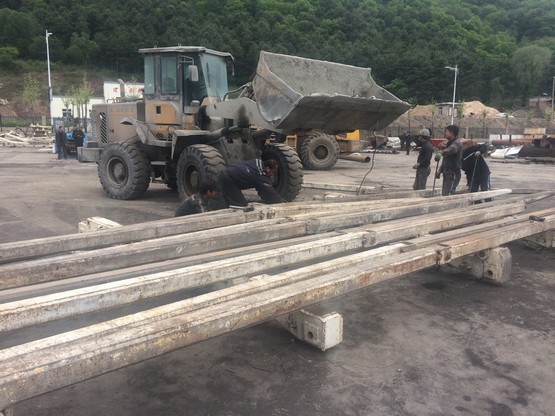 礦建三公司雙龍項目部108運輸順槽掘進(jìn)臨時支護(hù)裝置調(diào)試工作順利完成