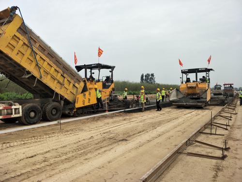 陜煤建設(shè)澄合分公司G242大荔過境公路建設(shè)工程水穩(wěn)攤鋪全面展開