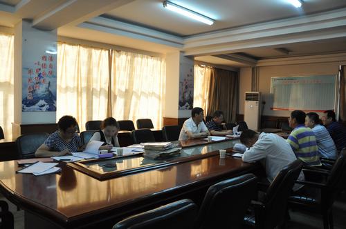 陜煤建設(shè)副總師王民福一行蒞臨韓城分公司對(duì)機(jī)電專項(xiàng)整治活動(dòng)進(jìn)行檢查指導(dǎo)