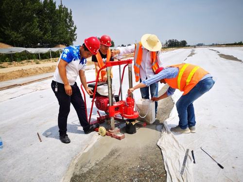 G242大荔縣城過境段公路建設(shè)工程水穩(wěn)底基層順利通過交工驗收