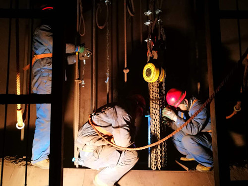 陜煤建設(shè)機電安裝公司酒鋼項目部“快、準(zhǔn)、穩(wěn)”調(diào)試罐籠記