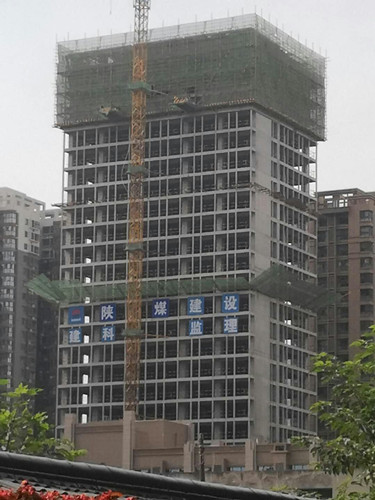 陜煤建設(shè)天工公司雅荷項(xiàng)目部奮力沖刺雅荷中央廣場(chǎng)1、2#樓封頂