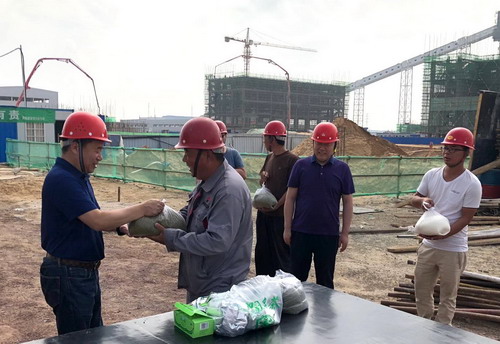 陜煤建設(shè)銅川公司：炎炎夏日送清涼  絲絲關(guān)愛(ài)寄深情