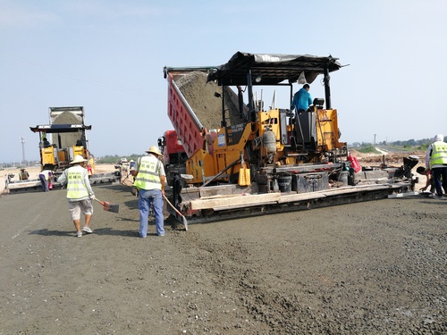 陜煤建設(shè)路橋分公司渭南大荔項目部開始水穩(wěn)攤鋪工作