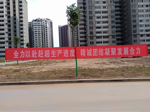 冒高溫 戰(zhàn)酷暑，他們始終在堅守