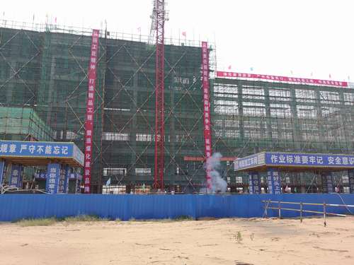 陜煤建設(shè)澄合分公司承建的曹家灘礦井主廠房工程順利封頂