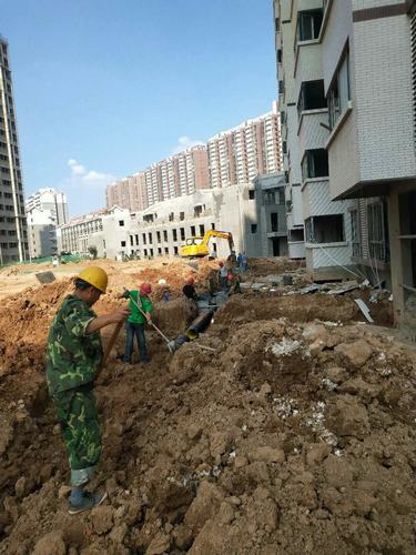 他們?yōu)樵賱?chuàng)銅煤新輝煌戰(zhàn)高溫、斗酷暑