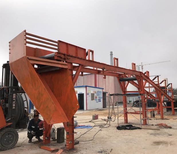 陜煤建設(shè)礦建三公司曹家灘項(xiàng)目部創(chuàng)新改造皮帶機(jī)頭架設(shè)運(yùn)煤“天橋”