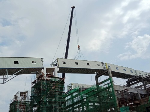 陜煤建設澄合分公司小保當預先篩分車間至主廠房鋼結(jié)構(gòu)棧橋順利吊裝成功
