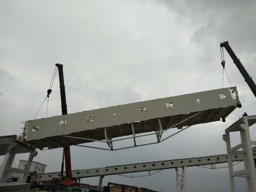 陜煤建設韓城分公司土建十項目部118噸鋼桁架一次性吊裝成功