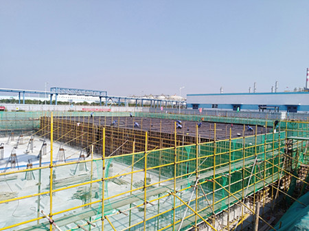 陜煤建設天工公司土建六部高質(zhì)量推進蒲城清潔能源生產(chǎn)緩沖池工程樹形象