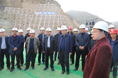 陜西水務(wù)集團(tuán)董事長(zhǎng)王瑜來(lái)陜煤建設(shè)漢中分公司吳堡橫溝項(xiàng)目視察工作