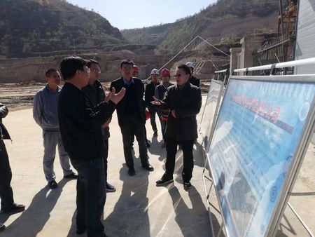 揚(yáng)州市對(duì)口幫扶榆林市工作組組長(zhǎng)、榆林市政府副秘書長(zhǎng)孫景亮一行蒞臨陜煤建設(shè)天工公司承建的清澗北國(guó)棗業(yè)紅棗深加工項(xiàng)目考察指導(dǎo)工作