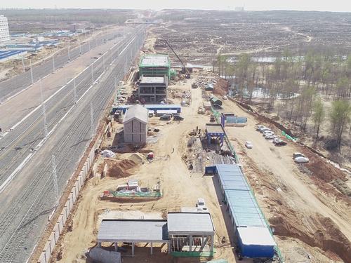 陜煤建設(shè)銅煤公司承建的靖神鐵路項(xiàng)目小保當(dāng)車站所有單項(xiàng)工程封頂