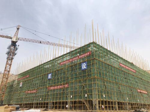 陜煤建設銅煤公司承建的年產(chǎn)20萬噸固廢預處理項目（一期）預處理車間主體結構封頂