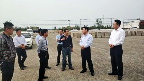 大荔縣縣長(zhǎng)翟玉寶一行深入G242大荔縣城過(guò)境段公路建設(shè)項(xiàng)目調(diào)研指導(dǎo)工作