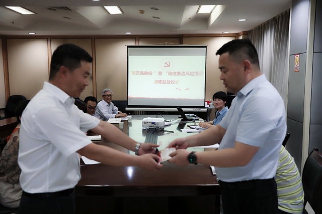 亮身份，陜煤建設路橋分公司黨員干部在行動！