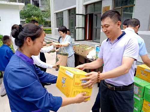 陜煤建設(shè)公司：高溫慰問(wèn)送清涼，防暑降溫暖人心